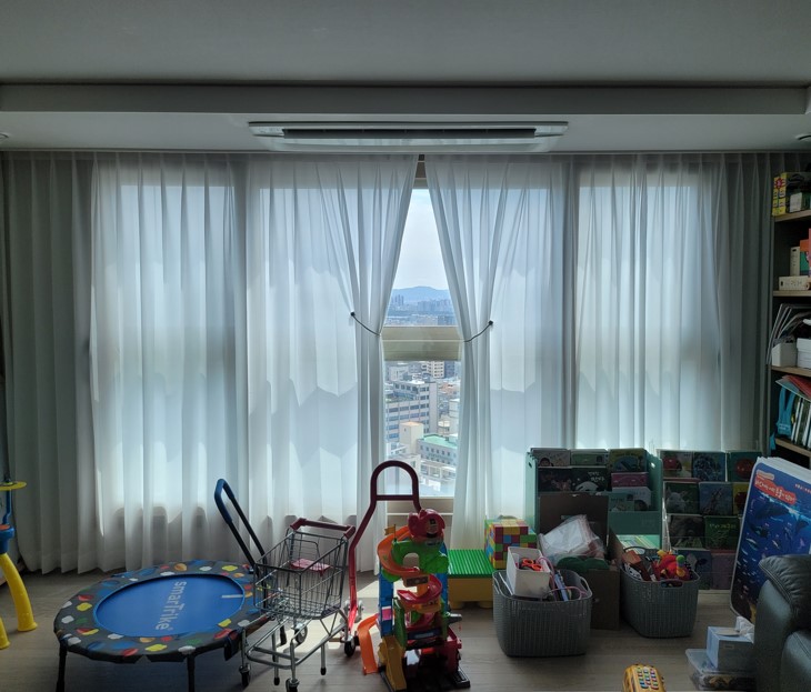 흑석자이 아이 놀이방 전면 창호 도톰 쉬폰 단독 연출