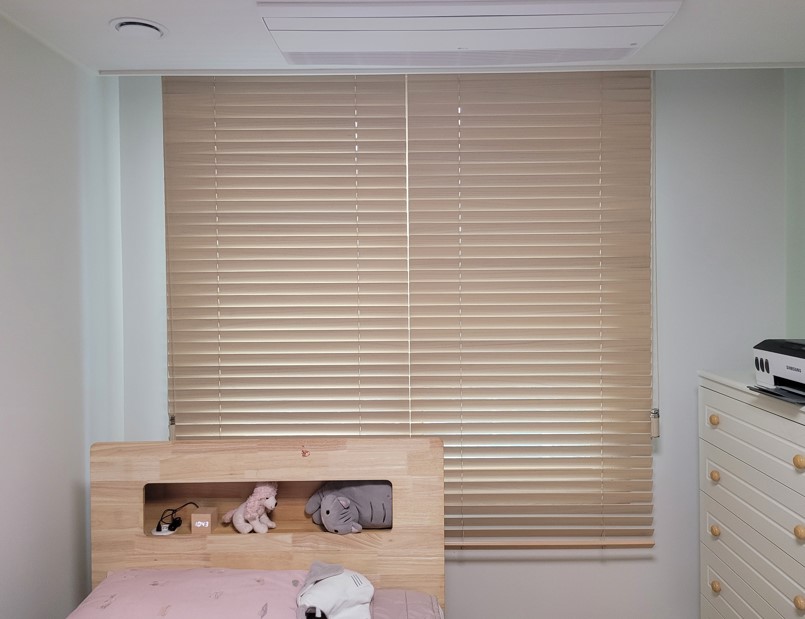 전농동 커튼 침실 가구 맞춤 2분할 내추럴 우드블라인드