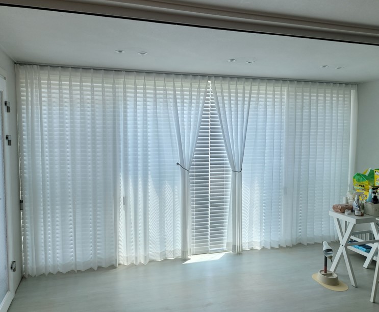 옥수동 커튼 거실 화이트 우드블라인드 및 차르르 쉬폰 레이어드 시공