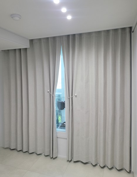 옥수리버젠 침실 창가 웜그레이 암막커튼 정밀 기장 핏